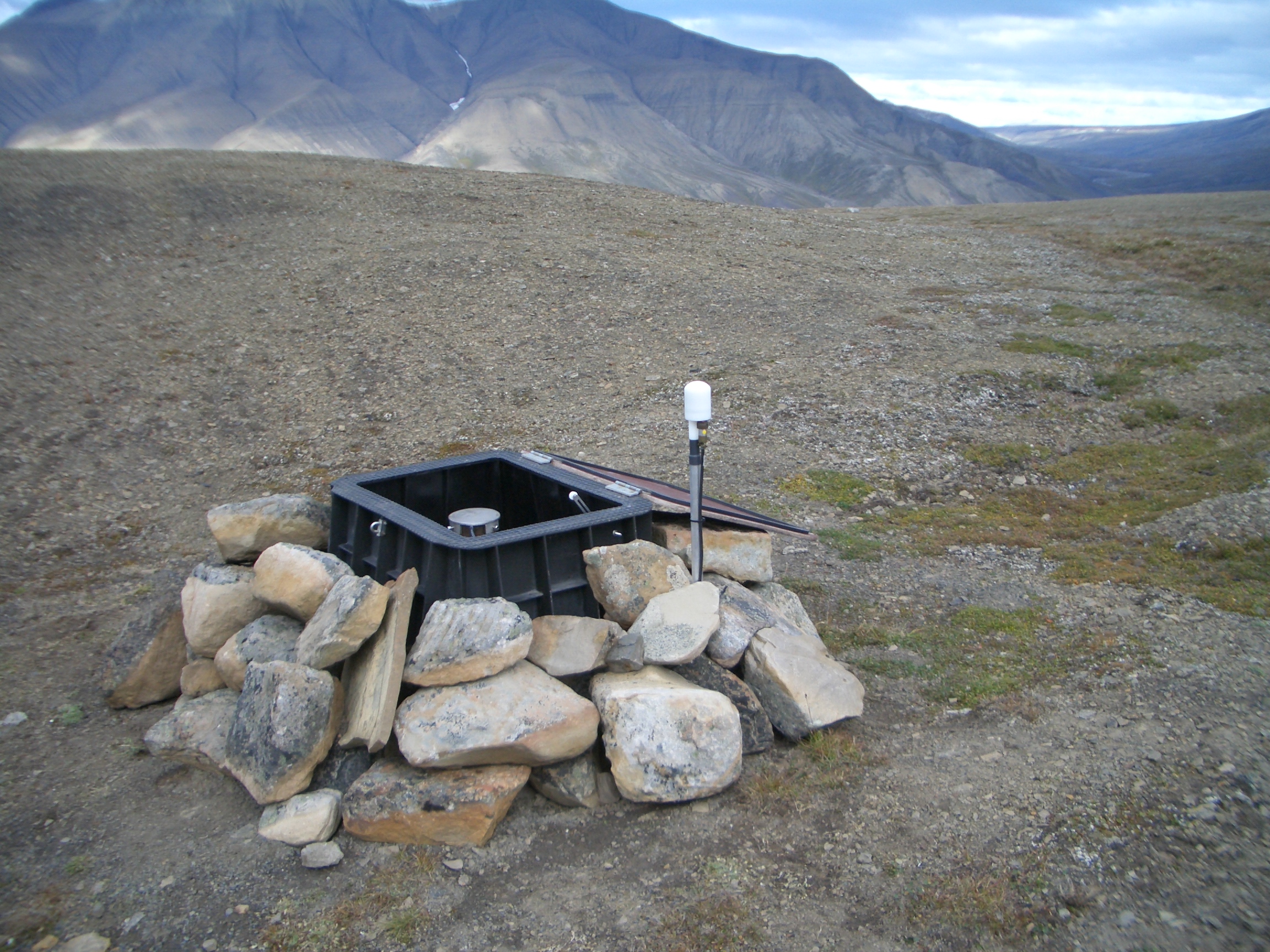 Seismic Installation at Spitsbergen in 2004 (SPITS array)